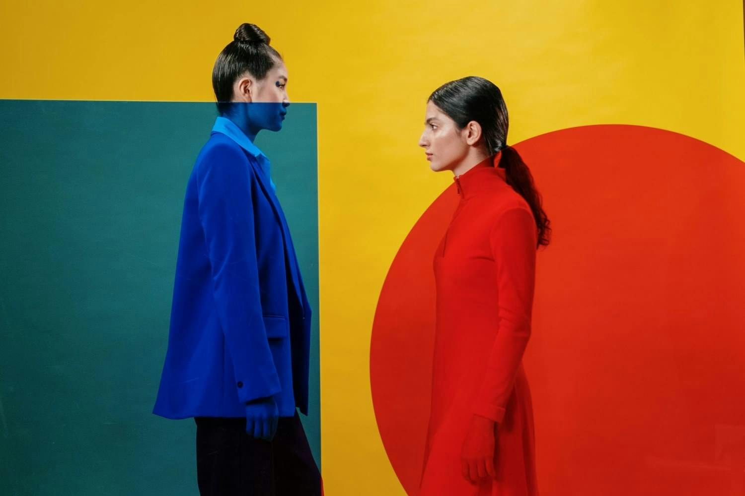 Vrouwen met kleurrijke achtergrond - Cottonbro Studio via Pexels