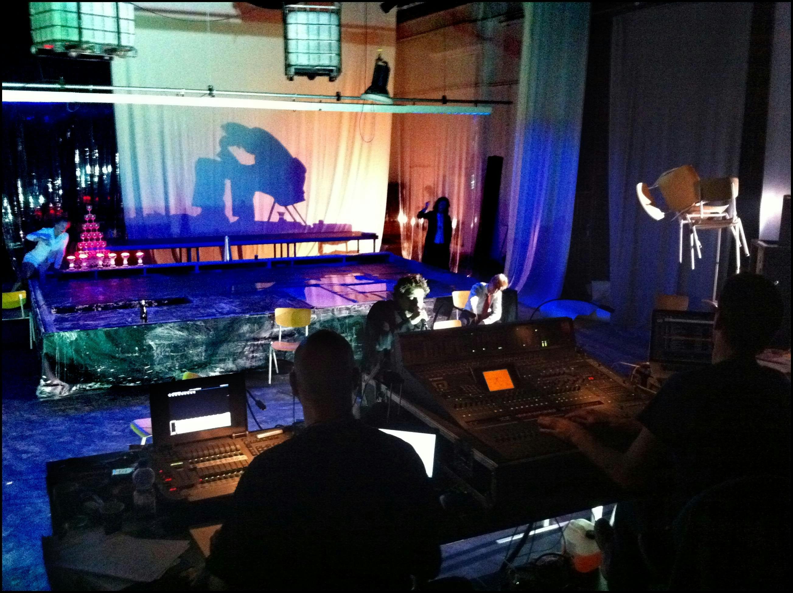 Achter de schermen bij Noord Nederlands Toneel. Acteurs op een podium en technici aan het werk.