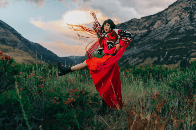 Vrouw met rode jurk in graslandschap - Isabella Rubie via Pexels