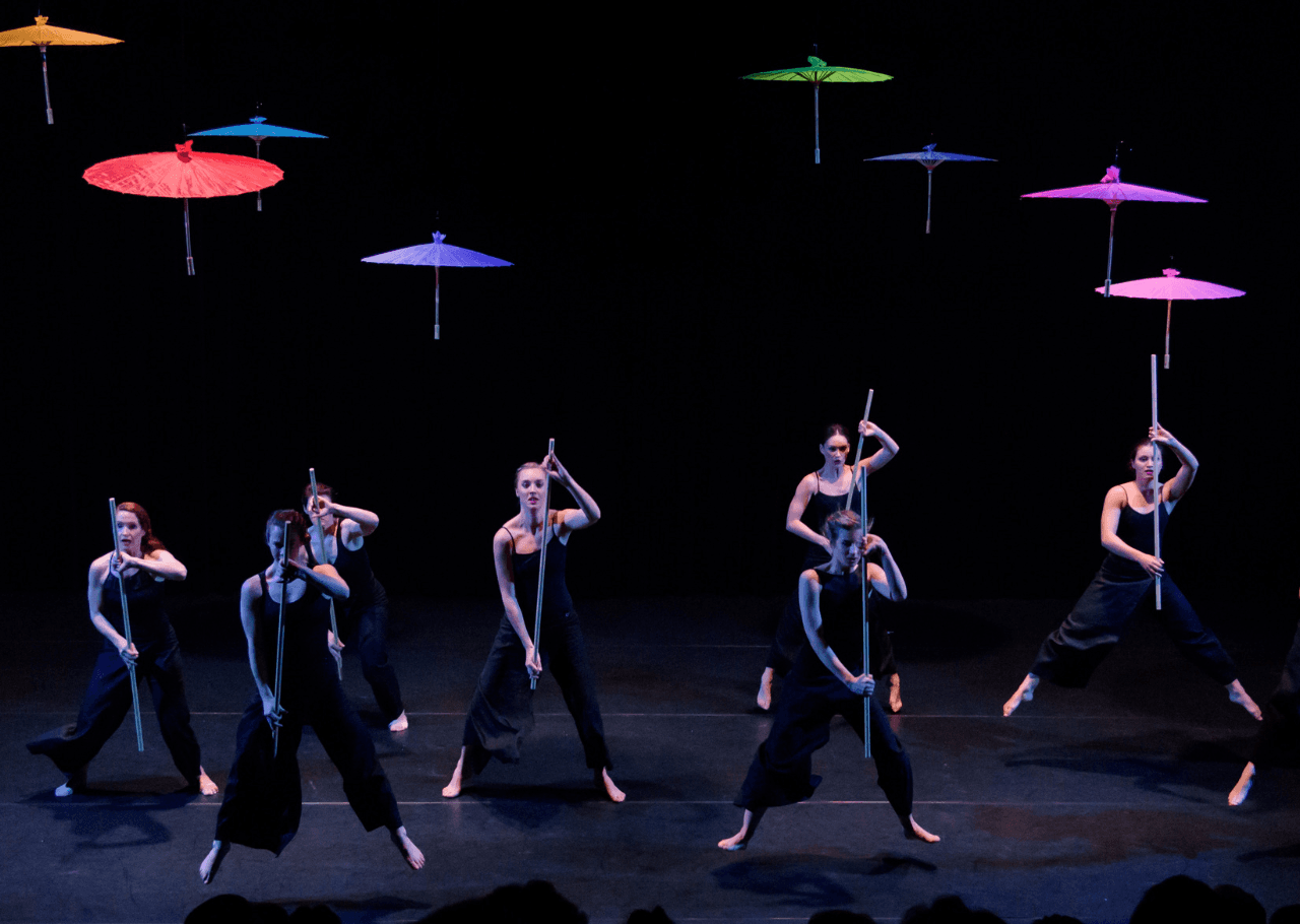 Dansers met parasols - Het Dansatelier en Qoqo presenteren Ikigai in Theater De Kring  CC BY 2.0