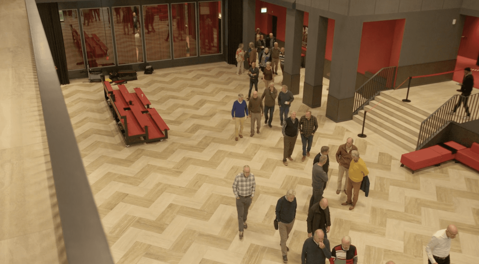 Screenshot van korte video over het Culturele Doelgroepenmodel waarop publiek binnenloopt in Theater Zuidplein in Rotterdam