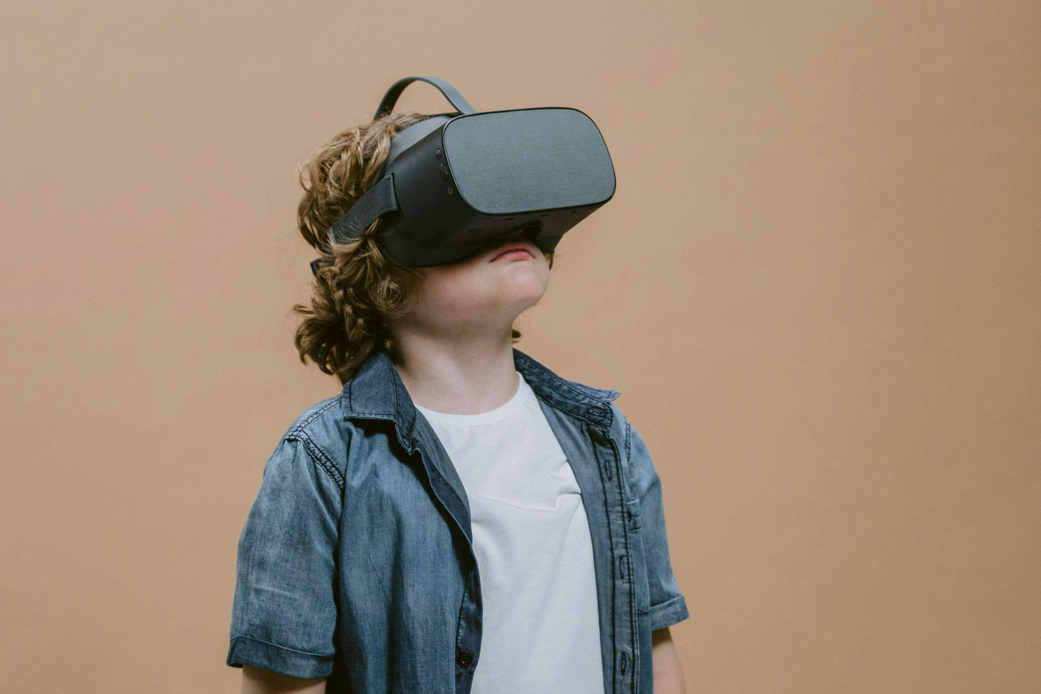 Kind met VR-bril ervaart een virtual reality beleving