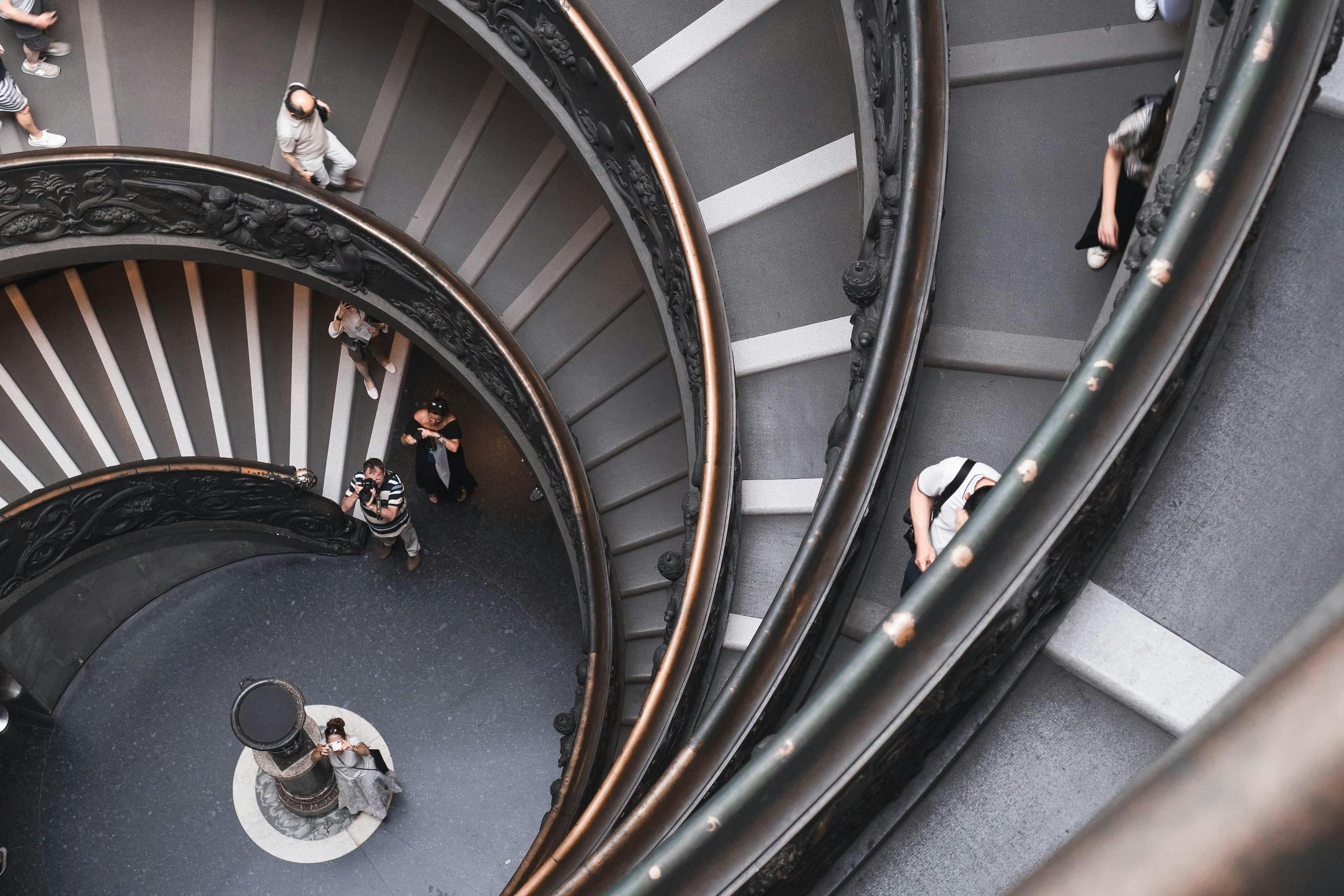 Trappenhuis met ronde vormen in het Vaticaans Museum in Rome 