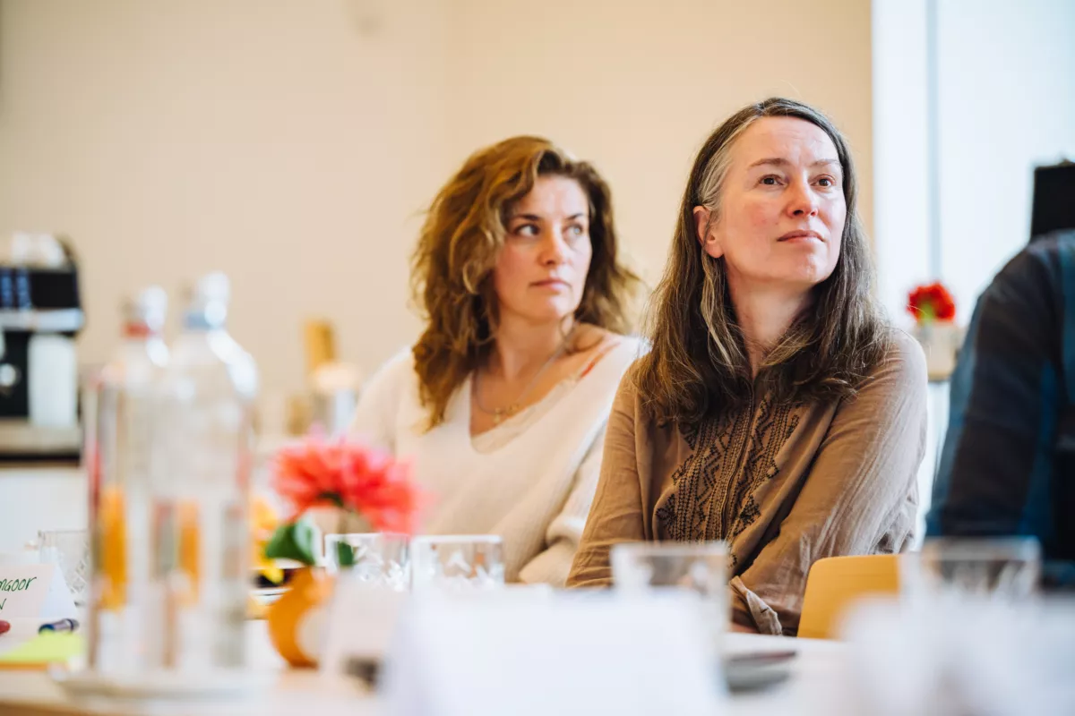 twee vrouwen luisteren aandachtig