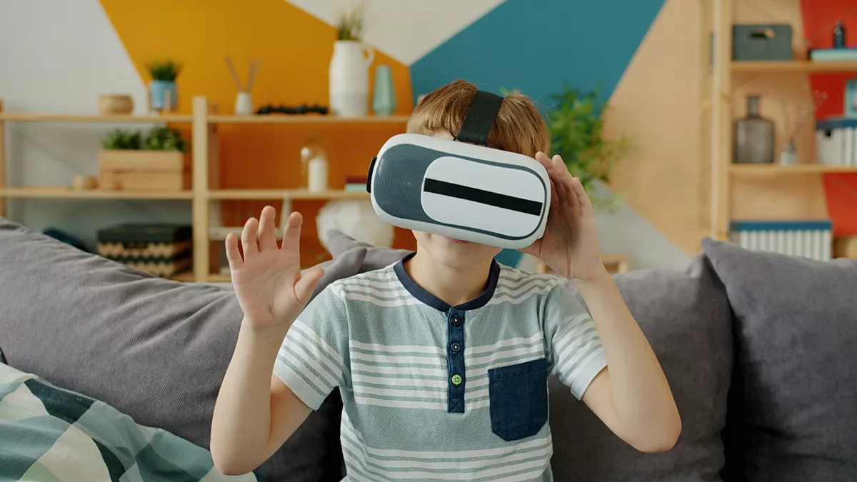 Jongetje met een VR bril op