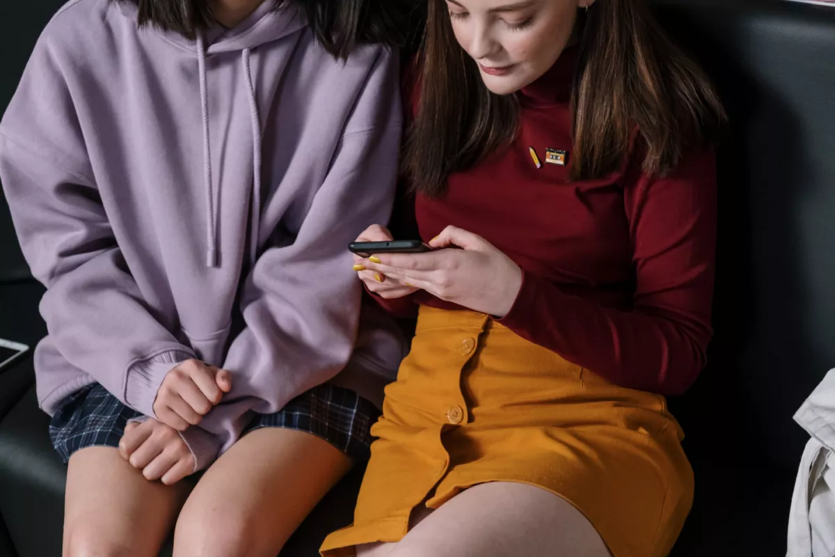 Meisjes op telefoon