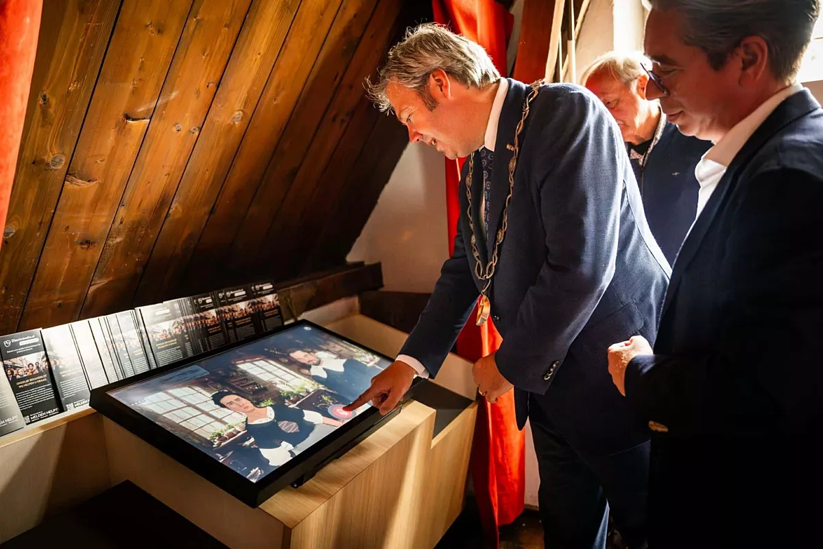 De burgermeester opent de AI installatie in de Heksenwaag