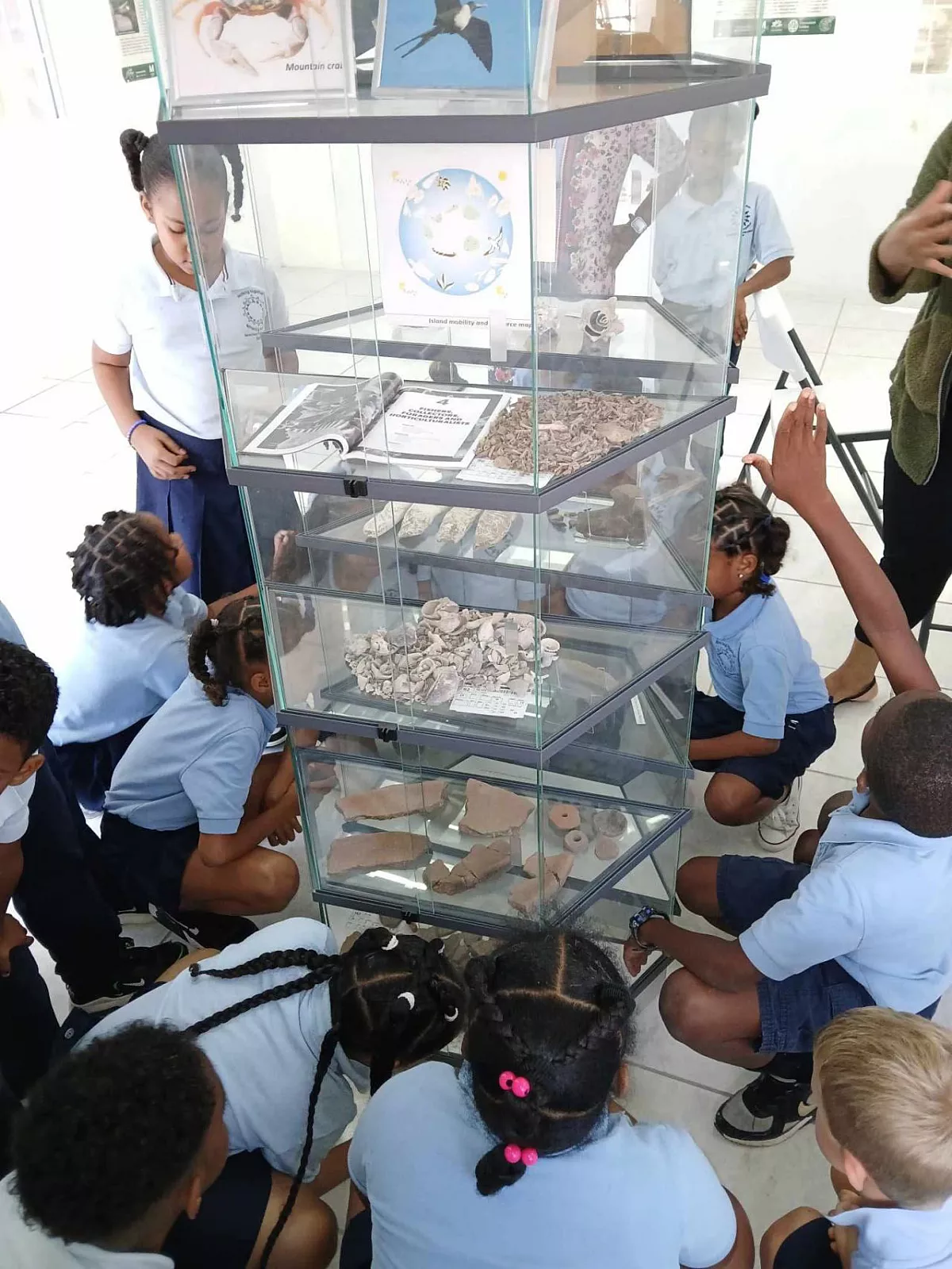 Een schoolklas bezoekt het Saba Heritage Center om te leren over de inheemse bevolking van Saba