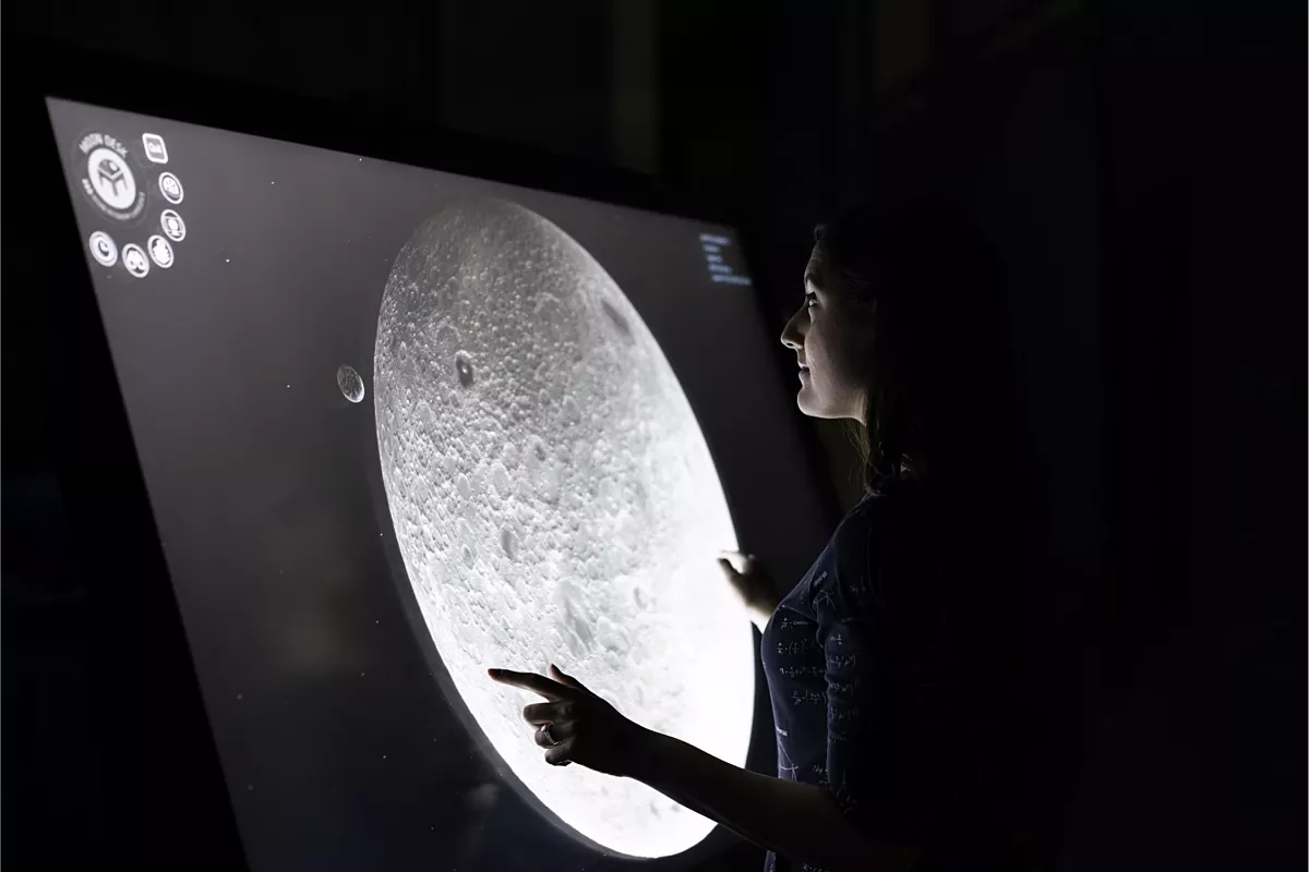Vrouw bediend digitaal bord