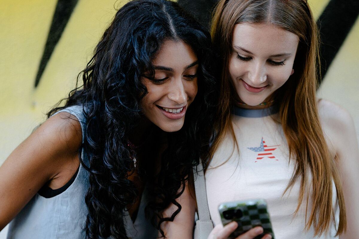 Mensen met smartphone Mizuno K via Pexels