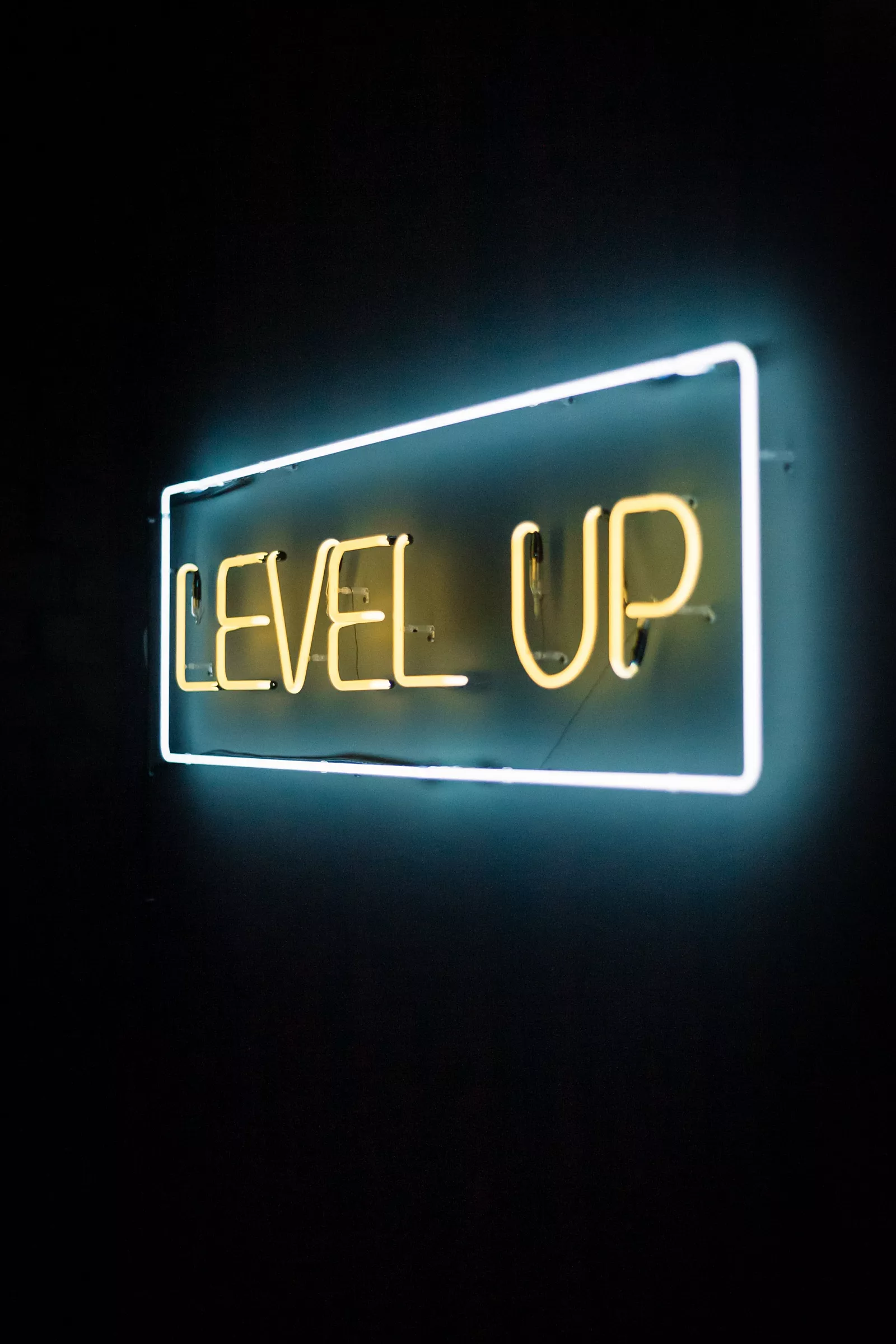 De tekst LEVEL UP in neon licht