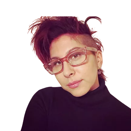 Portret van een vrouw met bril en kort donker haar. Ze draagt een zwarte coltrui.
