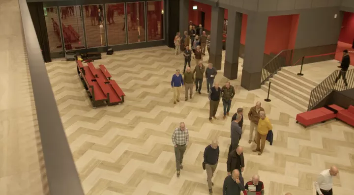 Screenshot van korte video over het Culturele Doelgroepenmodel waarop publiek binnenloopt in Theater Zuidplein in Rotterdam