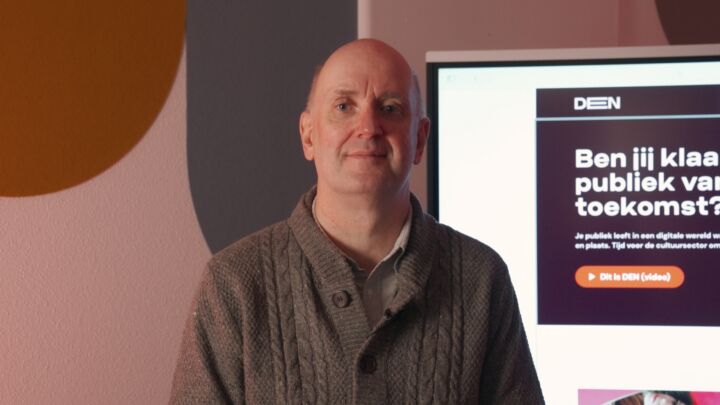 Rik Wouters staat voor beeldscherm