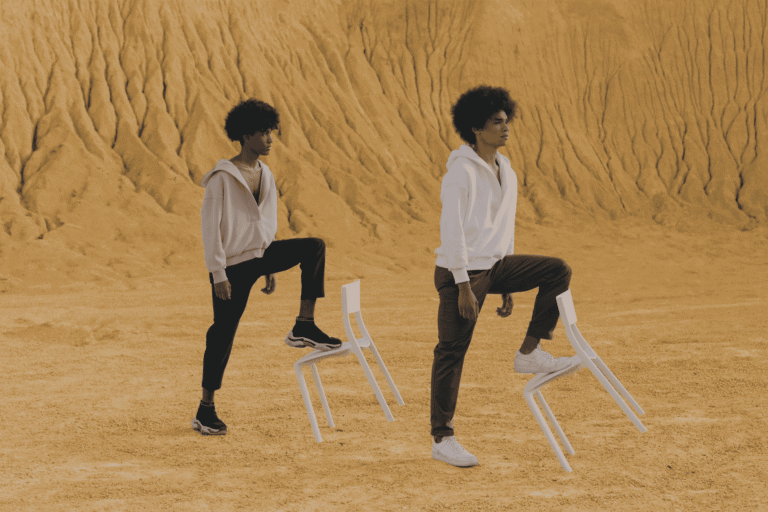 Jongens op stoelen in woestijn