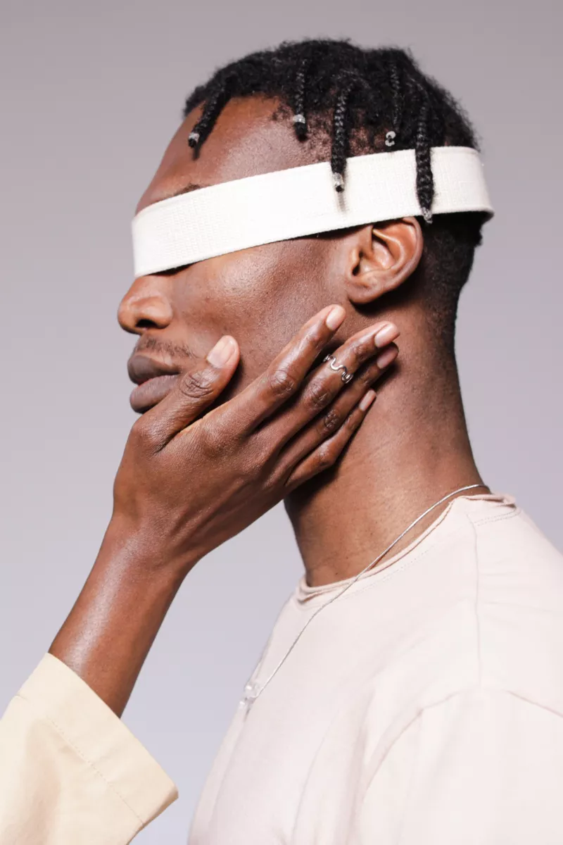 Jongen met blinddoek