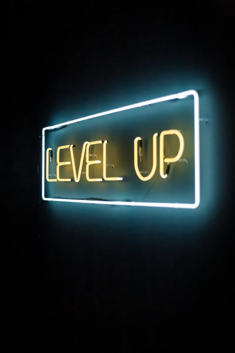 De tekst LEVEL UP in neon licht