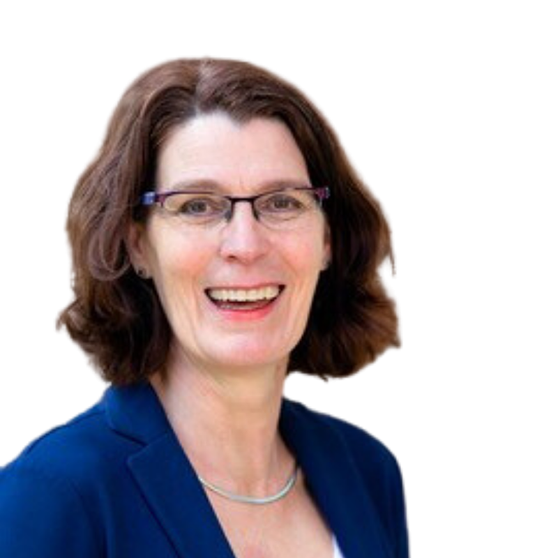 Portretfoto van een vrouw met halflang donker haar en een bril. Ze draagt een glimmende donkerblauwe blouse.