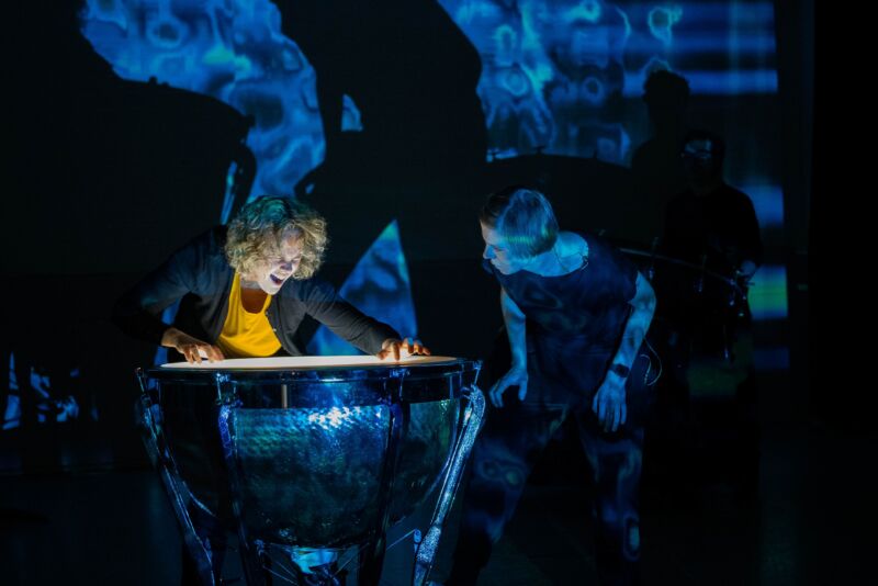 Dove en horende musici spelen samen percussie.