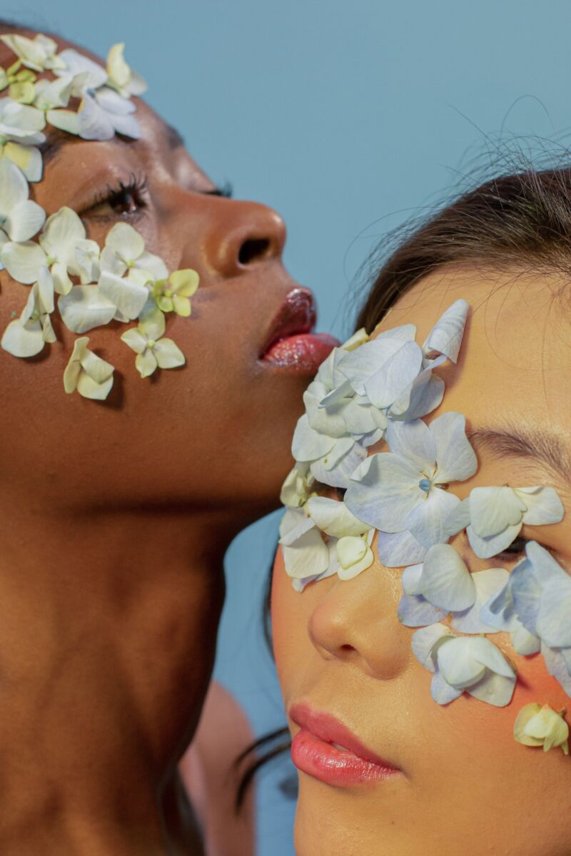 Twee meisjes met bloemen
