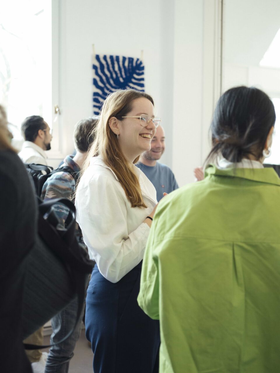 Foto van een lachende vrouw op een event