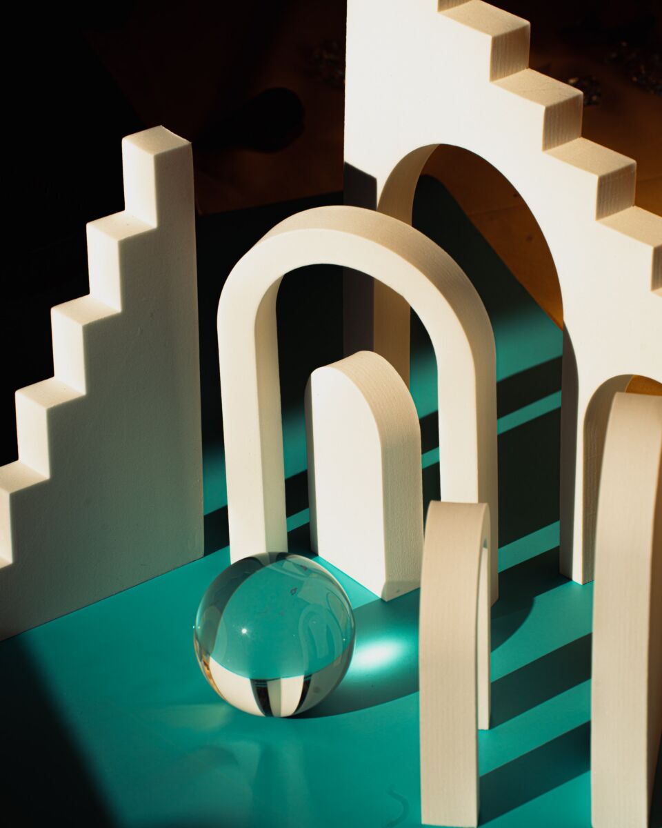 Render met witte trappen en bogen en een glazen bal.